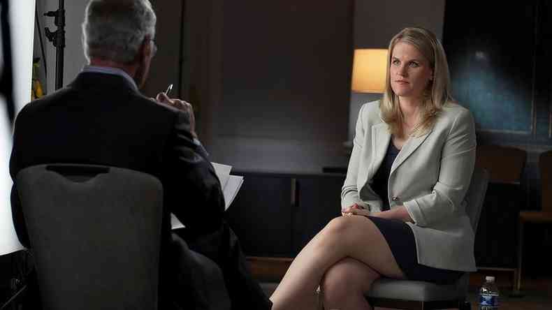 Frances Haugen sendo entrevistada por Scott Pelley para o programa '60 Minutes' da CBS