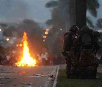 Manifestantes fizeram barricadas com objetos em chama para impedir aproximao policial(foto: Leandro Couri/EM/D.A Press)