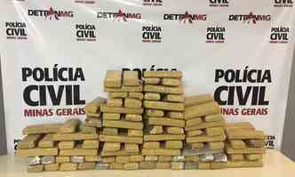 Barras de maconha escondidas entre fculas de mandioca so encontradas pela Polcia Civil(foto: Polcia Civil/Divulgao )