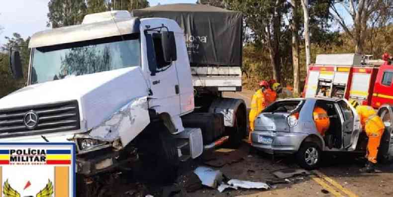 Carreta com a frente danificada e carro acidentado