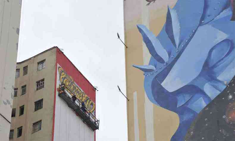 Artistas iniciam a pintura no Edifcio Satlite, na Rua da Bahia, que receber a obra Empena de letras, reunindo 21 nomes da arte de rua(foto: Juarez Rodrigues/EM/DA Press)