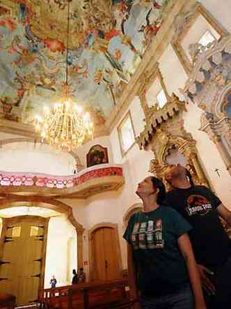 Os turistas Edernilson e Janice se encantaram com o forro da Igreja de So Francisco de Assis e a Virgem de Porcincula, cujo rosto seria igual ao da amante do pintor(foto: Cristina Horta/EM/D.A Press)