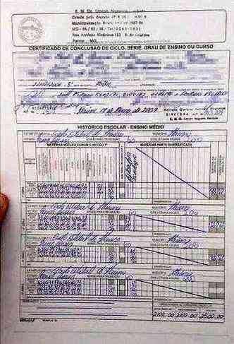 Diretora de escola cujo carimbo foi usado no diploma falso est indignada (foto: Reproduo/Facebook)
