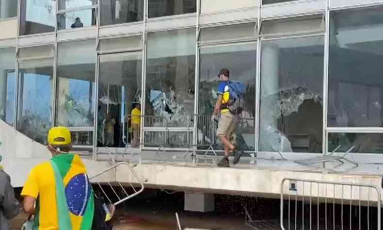 Bolsonaristas vandalizam sedes dos trs poderes