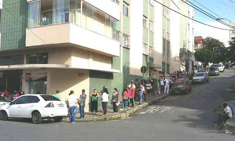 Na manh desta sexta-feira, a fila subia pela Rua Pedro de Carvalho (foto: Edsio Ferreira/EM/DA Press)