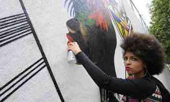 (foto: Tainá Lima, a Criola, conta que usa o grafite como um trabalho político e social)