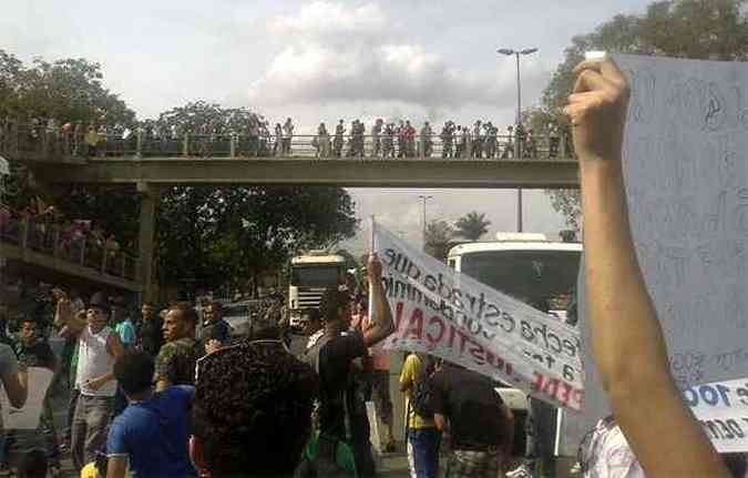 Em Betim, manifestantes fecharam os dois sentidos da BR-381(foto: Renato Pereira)