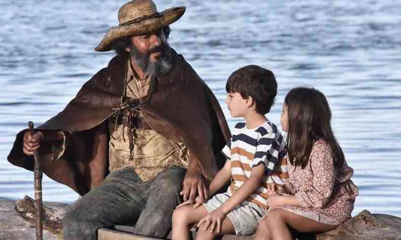 Jos Lencio e os netos crianas na beiro do rio, na novela Pantanal