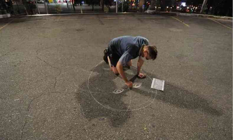 Cleiton Roberto Soares Cavalcante, voluntrio, que ia entrar a madrugada desenhando o tapete(foto: Tlio Santos/EM/D.A Press)