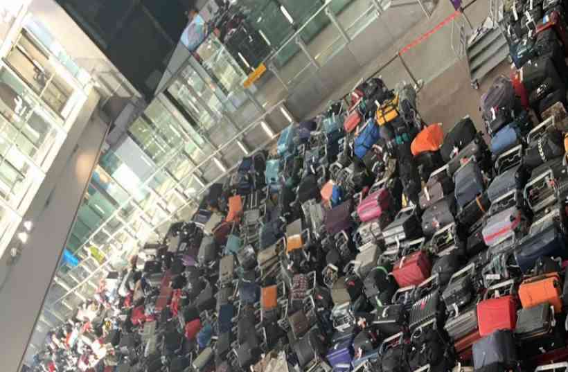  Avião decola sem passageiros só para devolver malas após caos em aeroporto  
