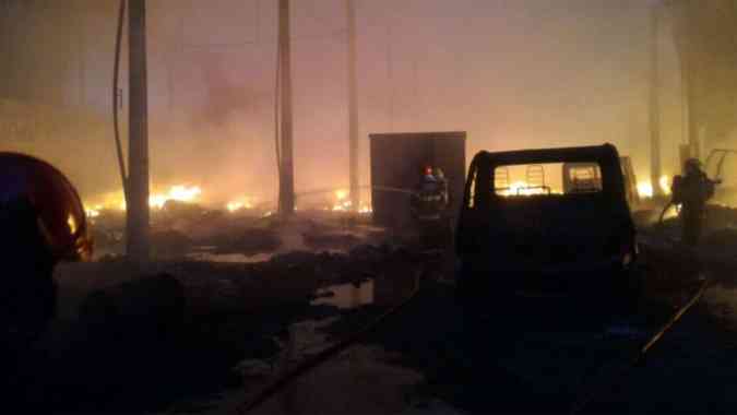 Galpo foi totalmente queimado, segundo o Corpo de Bombeiros (foto: Corpo de Bombeiros/Divulgao )