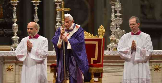 Bento XVI durante a missa de quarta-feira de cinzas, no Vaticano(foto: VINCENZO PINTO / AFP)