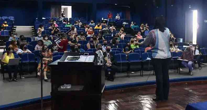 A secretria de Educao de Uberaba, a professora Sidnia Zafalon, durante reunio com parte da comunidade escolar(foto: Prefeitura de Uberaba/Divulgao)