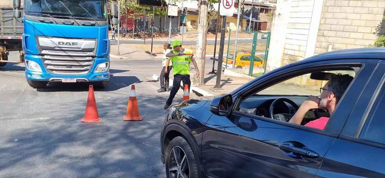 Cones e agentes fecham as vias de acesso e controlam trnsito em treino contra inundaes na Avenida Teresa Cristina perto da regio do Ribeiro Arrudas e Crrego ferrugem em Belo Horizonte e Contagem