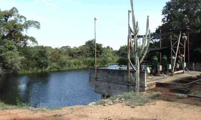 Barragem abastece irrigantes de projeto oficial, mas pequenos agricultores alegam que mesmo quem recebe gua faz captao clandestina no leito(foto: Fotos: LUIZ RIBEIRO/EM/D.A Press)