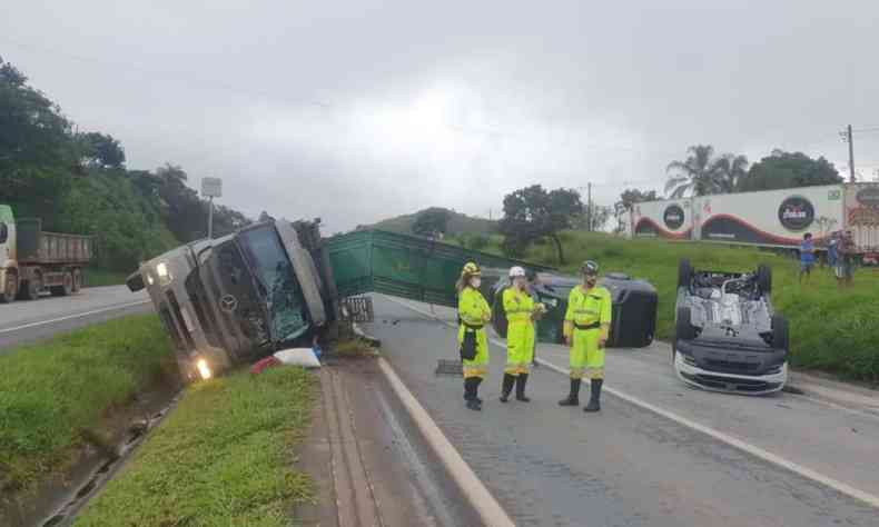 Carreta cegonheira que tombou na rodovia