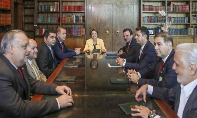 Seis dos 16 prefeitos que assinam a carta contra o impeachment reuniram-se com a presidente Dilma (foto: Roberto Stuckert Filho/PR) Seis dos 16 prefeitos que assinam a carta contra o impeachment reuniram-se com a presidente Dilma (foto: Roberto Stuckert Filho/PR)