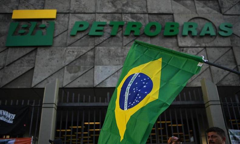 Empresa Petrobras com bandeira do Brasil