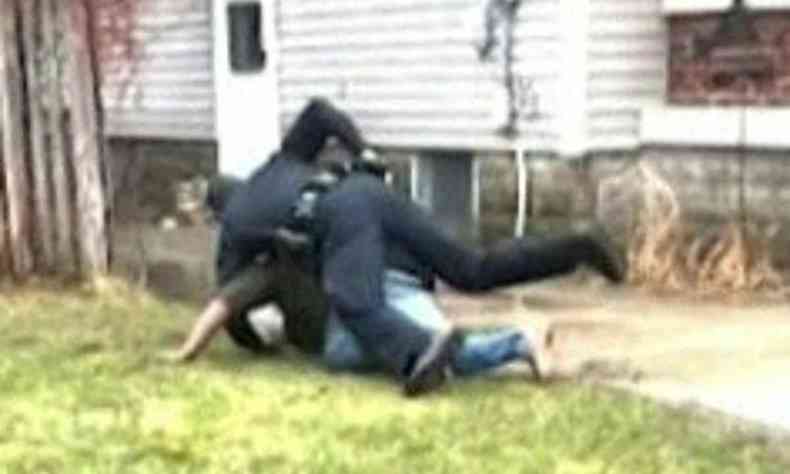 Esta imagem capturada de um vdeo divulgado pelo Departamento de Polcia de Grand Rapids, em 14 de abril de 2022, mostra imagens momentos antes do tiro fatal de um jovem negro por um policial branco em Grand Rapids, Michigan.