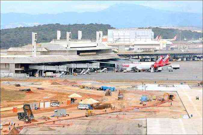 Com trs obras simultneas em andamento, contratos como o de limpeza foram redimensionados para reduzir o custo operacional do terminal(foto: Beto Magalhes/EM/D.A Press - 5/9/13)