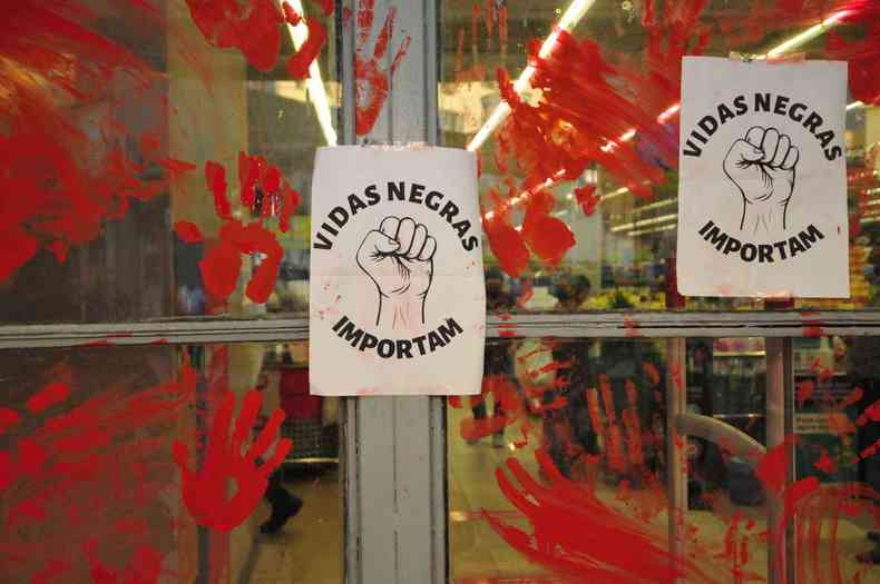 Porta do supermercado Carrefour do bairro Floresta, em BH, foi pintada de vermelho, simbolizando o sangue de Joo Alberto, espancado at a morte em Porto Alegre na vspera do dia da Conscincia Negra(foto: Gladyston Rodrigues/EM/D.A Press)
