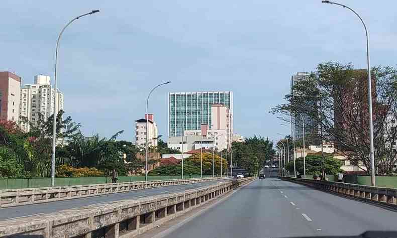 Vista de viaduto de BH com cu ainda um pouco azul