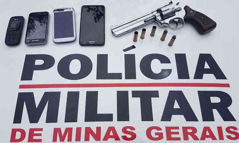 Uma arma e celulares foram apreendidos com a dupla presa(foto: Polcia Militar/Divulgao)