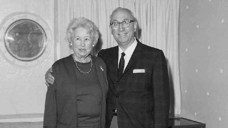 Roy Oliver Disney, fotografado ao lado da esposa Edna Francis, faleceu em dezembro de 1971
