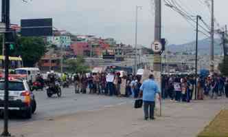 Cerca de 200 estudantes participam da manifestao, que fechou parte da avenida(foto: PMMG/Divulgao)