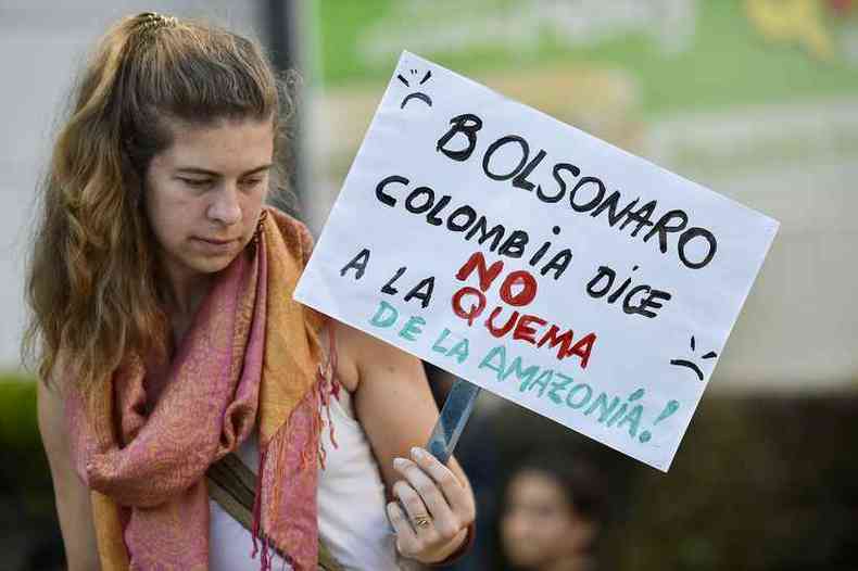 Ambientalista protesta contra o presidente Jair Bolsonaro em Cali, na Colmbia. Seu cartaz diz: 'Bolsonaro, a Colmbia diz no s queimadas na Amaznia'(foto: LUIS ROBAYO / AFP)