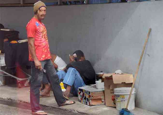 Mendigos acampados no entorno da Praa da Liberdade, em Belo Horizonte(foto: Beto Novaes/EM/D.A Press)