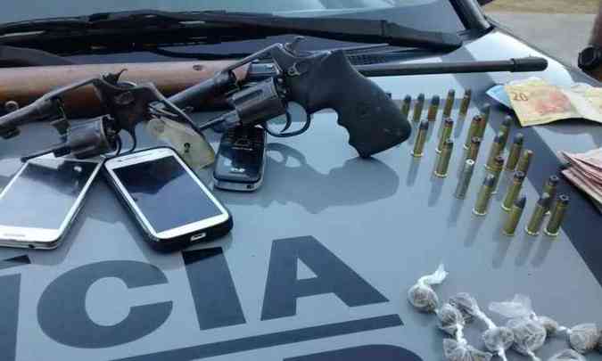 Foram aprendidas trs armas de fogo, materias usados no trfico de drogas, munies, cinco celulares e certa quantia em dinheiro(foto: Divulgao/PMMG)