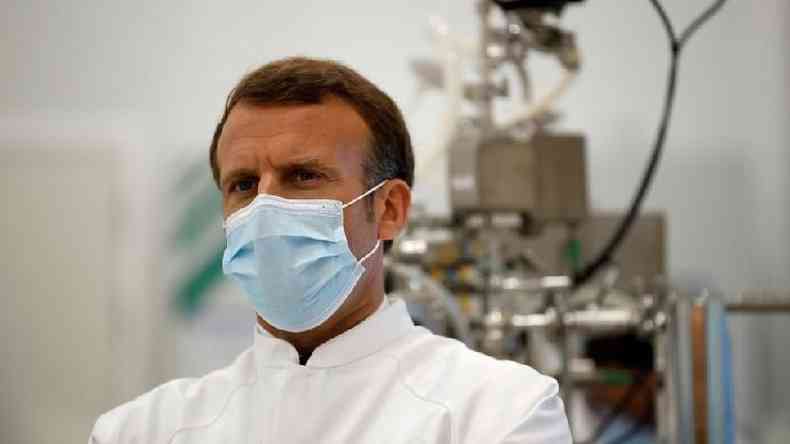 Presidente francês Emmanuel Macron afirmou que imunizante de Oxford era 