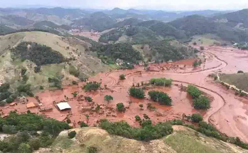 imagem area de regio atingida pelo rompimento da barragem