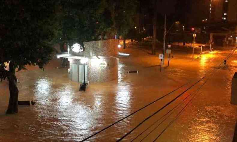 Ruas e avenidas da cidade ficaram debaixo d'gua aps temporal no fim da tarde deste sbado(foto: Reproduo Internet/WhatsApp)