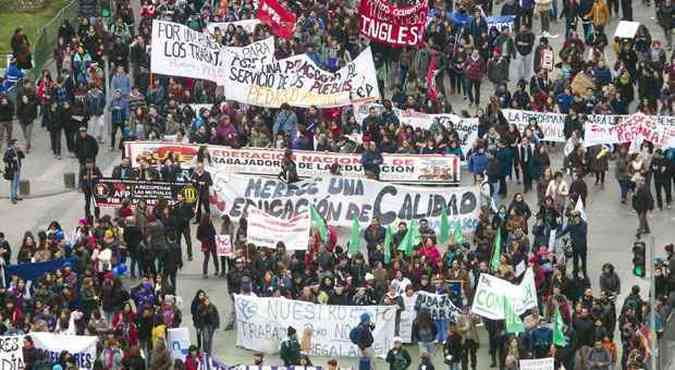 Professores tomam as ruas de Santiago em protesto(foto: AFP PHOTO/Claudio Reyes)