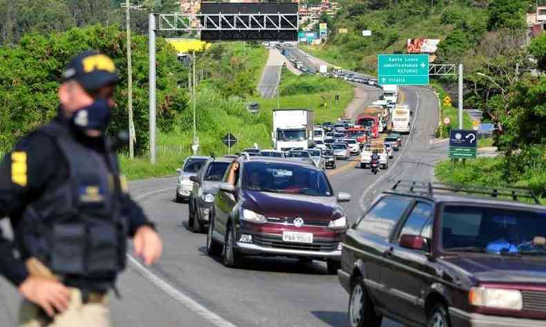 Agentes da PRF multaram oito veculos em sequncia na 381(foto: Tlio Santos/EM/D.A Press)