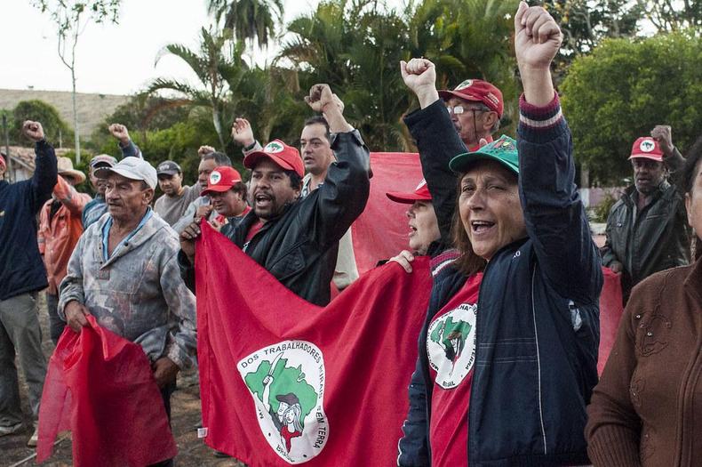 Integrantes do MST em manifestao