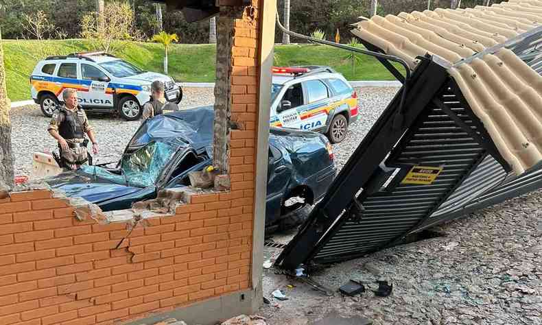 O carro atingiu tambm o porto do condomnio prximo a MG-431 em Itana