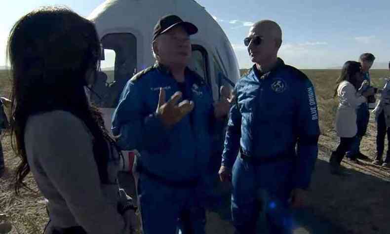 Ator William Shatner concede entrevista ao lado de Jeff Bezos aps ida ao espao