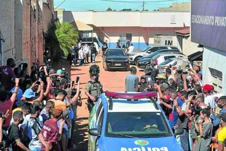 Multido se aglomerou em frente ao Hospital Municipal Bom Jesus, em guas Lindas, para acompanhar desdobramentos da captura de Lzaro(foto: Ed Alves/CB/D.A Press)