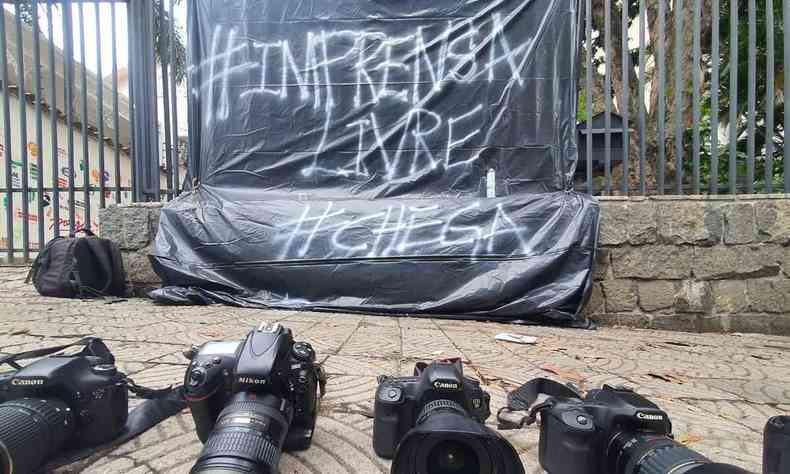 Manifestantes colocaram suas cmeras no cho; faixa com os dizeres #Imprensa Livre e #Chega foi estendida