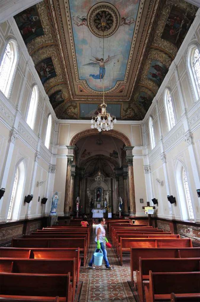 Além da pintura das paredes, o teto da igreja recebeu reforço na estrutura(foto: Gladyston Rodrigues/EM/DA Press) Além da pintura das paredes, o teto da igreja recebeu reforço na estrutura(foto: Gladyston Rodrigues/EM/DA Press)