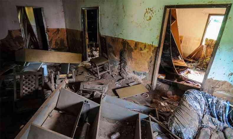 Runas de casa destruda no desastre: 30% dos atingidos sofrem depresso(foto: Leandro Couri/EM/DA Press)