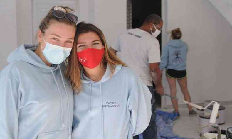 Cyrielle Andlauer e Alexandra Gat participam do processo de pintura do prdio(foto: Leandro Couri/EM/D.A Press)