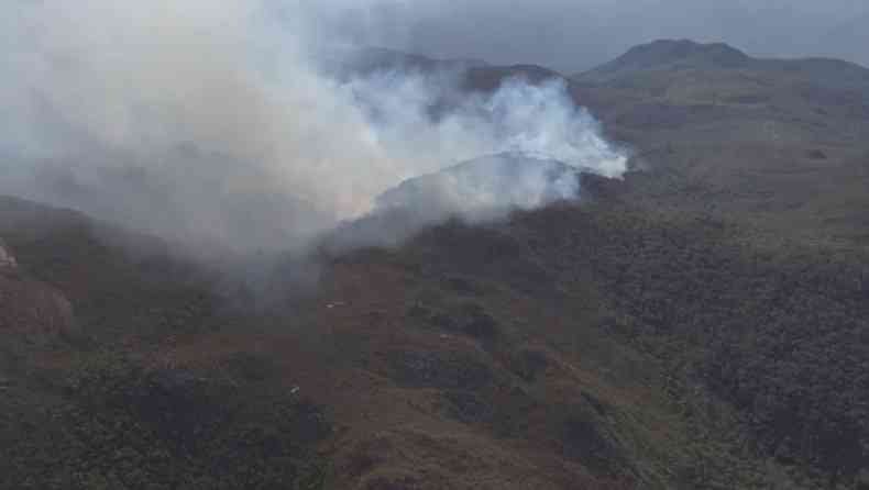 Imagem das chamas na Serra do Caraa