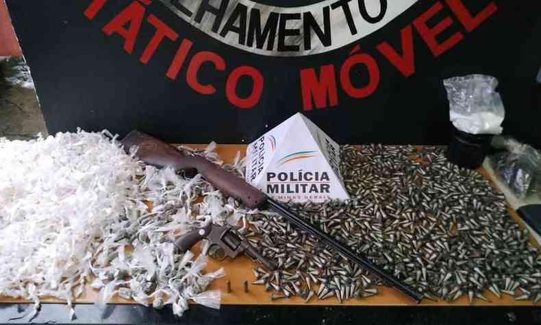 Material apreendido em casa localizada em Santa Luzia, na Grande BH (foto: Polcia Militar/ Divulgao)