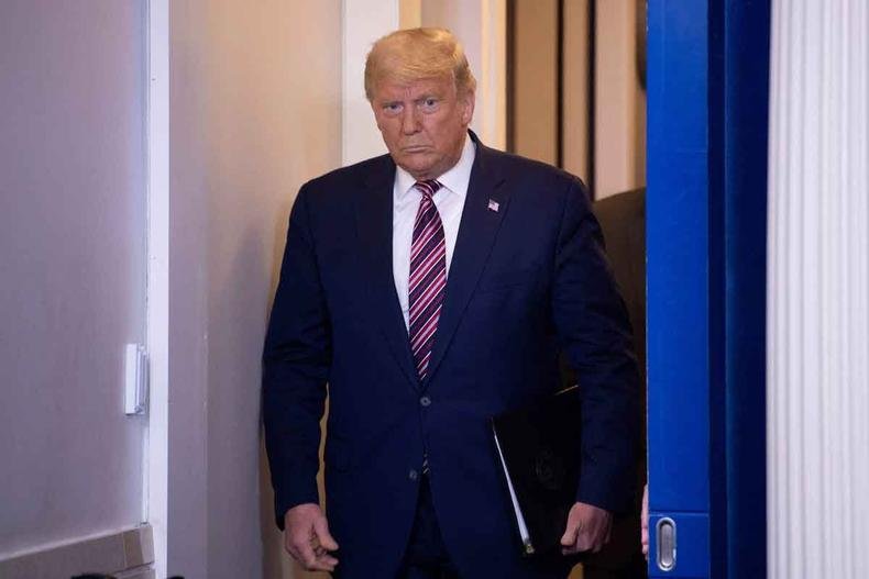 Nesta foto de arquivo tirada em 05 de novembro de 2020, o presidente dos EUA, Donald Trump, chega para falar na Brady Briefing Room na Casa Branca em Washington, DC