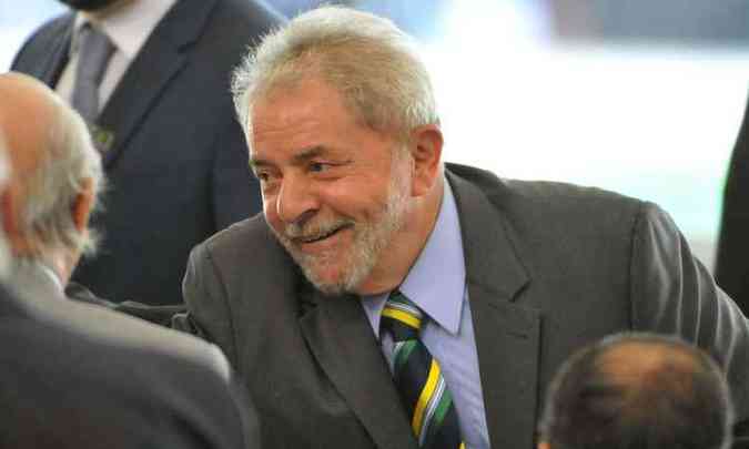 Estimulado pelas ltimas pesquisas, Lula j pensa em um programa de governo(foto: Breno Fortes/CB/D.A Press)