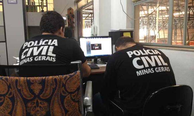 Investigadores fazem varredura em arquivos apreendidos(foto: Polícia Civil/Divulgação) Investigadores fazem varredura em arquivos apreendidos(foto: Polícia Civil/Divulgação)